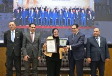 صورة رئيس جامعة القاهرة يكرّم الصحفية سماح سعيد تقديرًا لجهودها الإعلامية