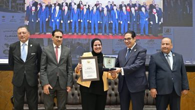 صورة رئيس جامعة القاهرة يكرّم الصحفية سماح سعيد تقديرًا لجهودها الإعلامية