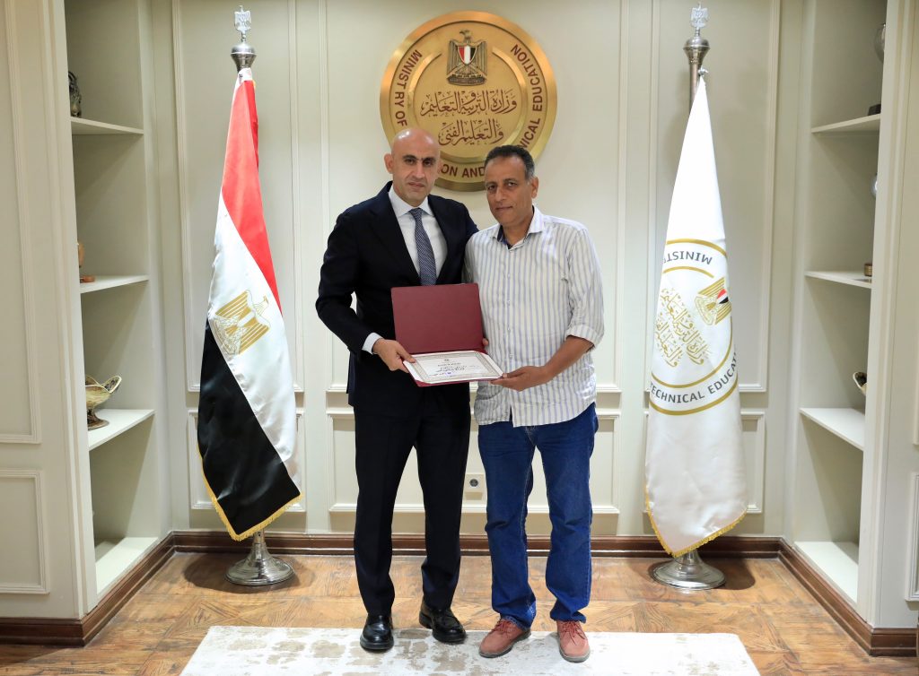 محمد عبد اللطيف وزير التربية والتعليم يكرم نادر علي مدير مدرسة برقطا الإعدادية