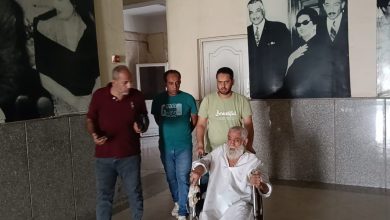 صورة مسن القليوبية يعود إلى أسرته بعد العثور عليه يفترش الرصيف