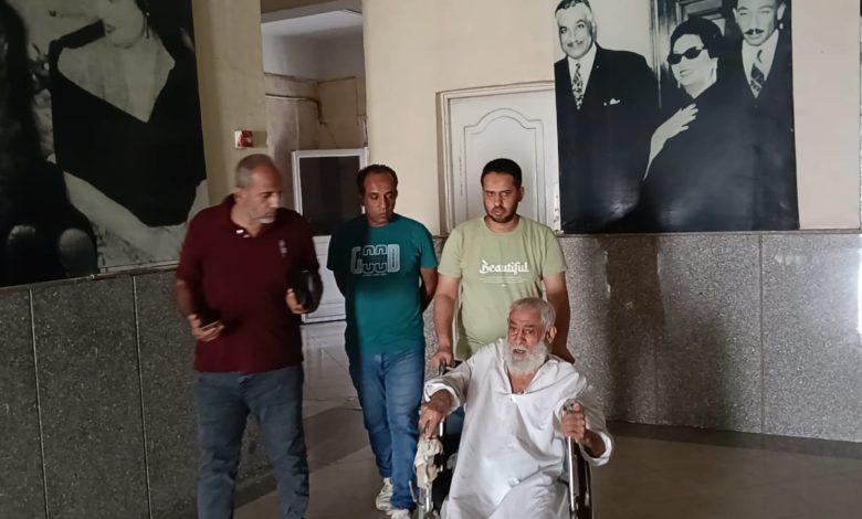 مسن القليوبية يعود إلى أسرته بعد العثور عليه يفترش الرصيف