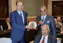 صورة رئيس جامعة المنصورة يُكرَّم في احتفالية اليوم العالمي للقانون