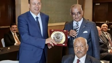 صورة رئيس جامعة المنصورة يُكرَّم في احتفالية اليوم العالمي للقانون