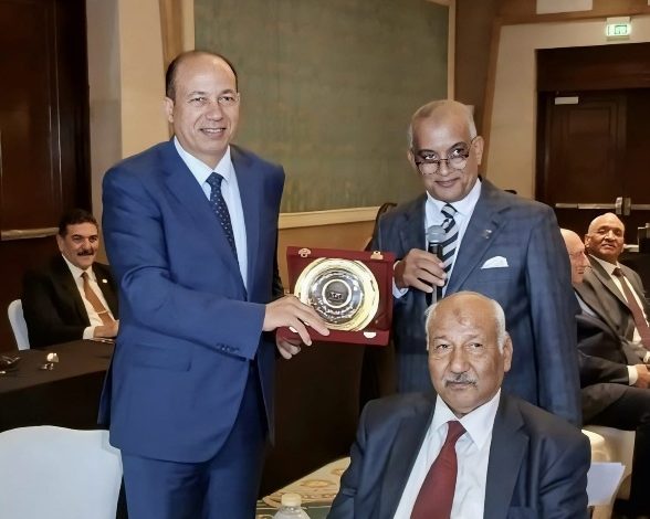 رئيس جامعة المنصورة يُكرَّم في احتفالية اليوم العالمي للقانون
