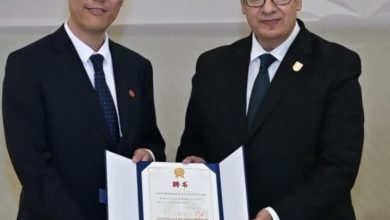 صورة محمد سامي عبدالصادق يحصل على الأستاذية الفخرية من جامعة شنغهاي