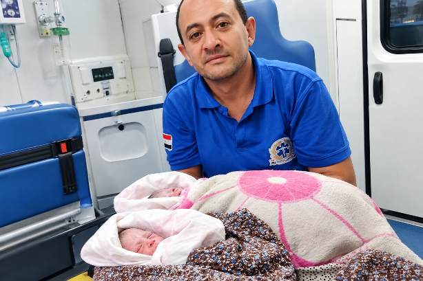 ولادة توأم داخل سيارة إسعاف في إمبابة