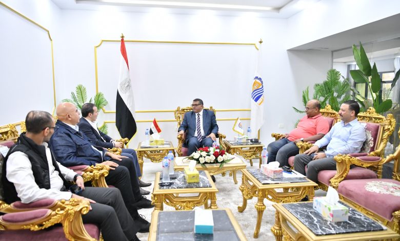 محافظ قنا يلتقى رئيس هيئة الإسعاف