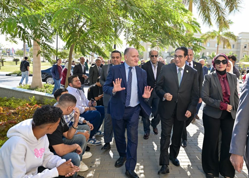 جولة تفقدية للدكتور محمد سامي عبد الصادق رئيس جامعة القاهرة بمقر جامعة القاهرة الأهلية والفرع الدولى