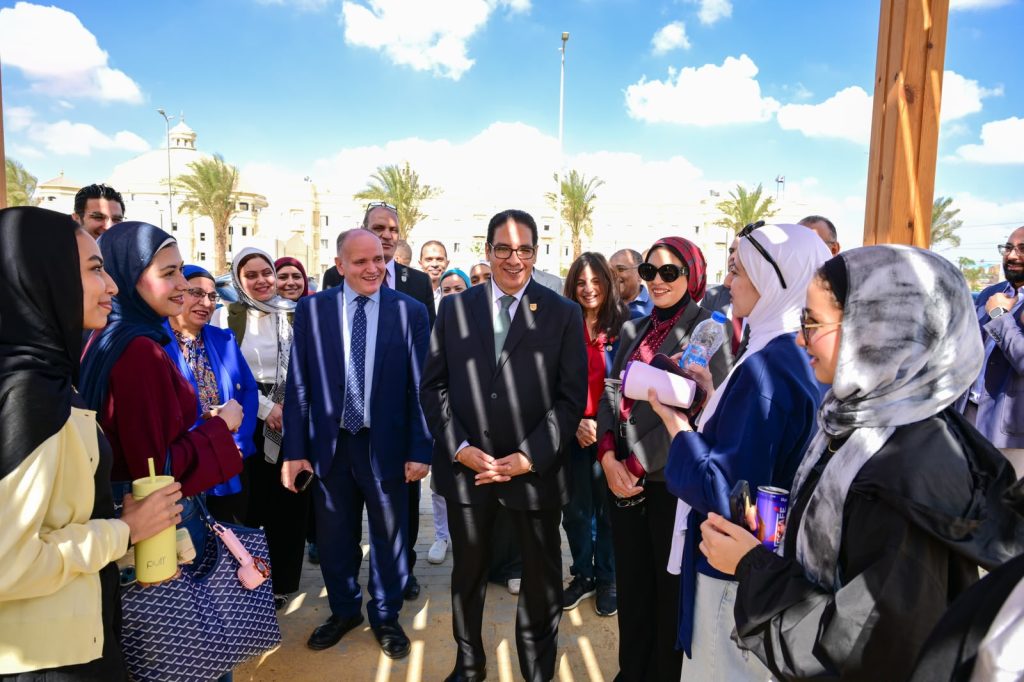 جولة تفقدية للدكتور محمد سامي عبد الصادق رئيس جامعة القاهرة بمقر جامعة القاهرة الأهلية والفرع الدولى