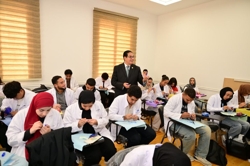 جولة تفقدية للدكتور محمد سامي عبد الصادق رئيس جامعة القاهرة بمقر جامعة القاهرة الأهلية والفرع الدولى
