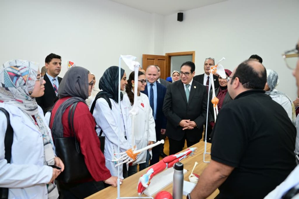 جولة تفقدية للدكتور محمد سامي عبد الصادق رئيس جامعة القاهرة بمقر جامعة القاهرة الأهلية والفرع الدولى