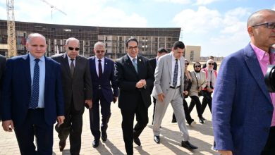 صورة رئيس جامعة القاهرة يعلن مايو المقبل بدء