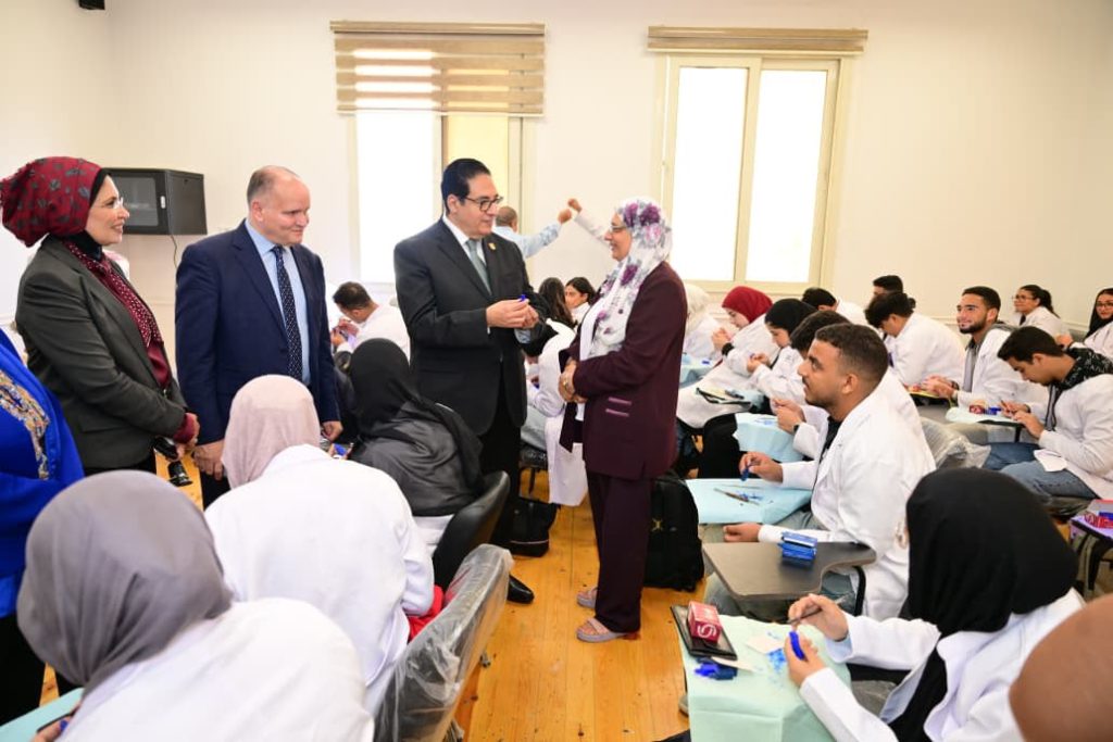 جولة تفقدية للدكتور محمد سامي عبد الصادق رئيس جامعة القاهرة بمقر جامعة القاهرة الأهلية والفرع الدولى